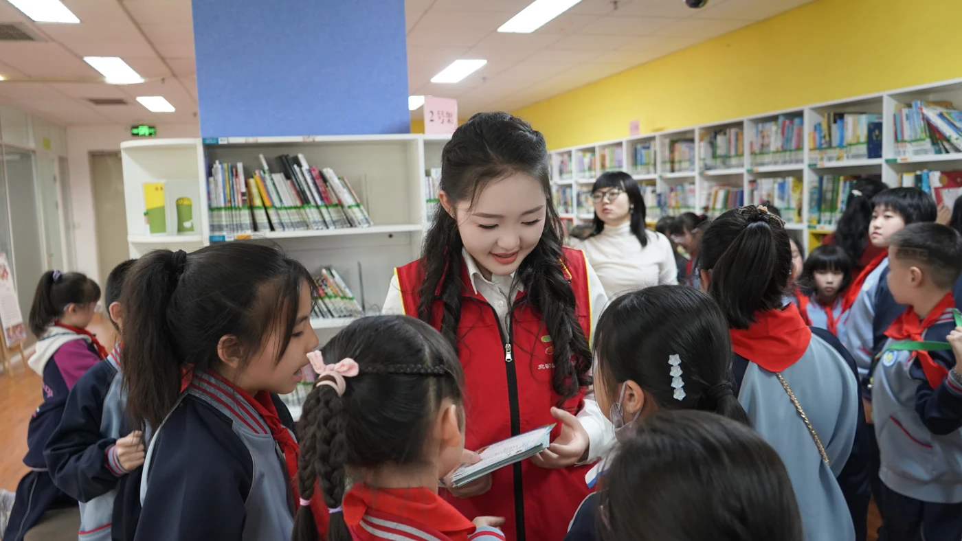 Herong working with children during a community music activity