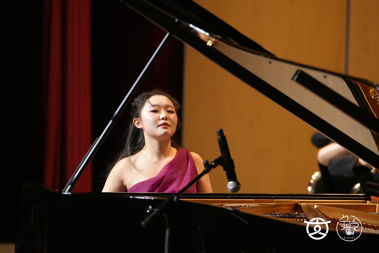 Herong Bai at a grand piano on stage